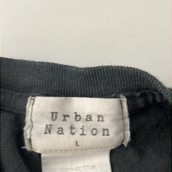 Urban Nation Grey graphic print crop top women’s size L - Picture 7 of 8